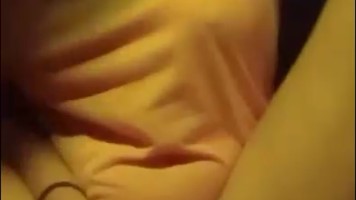 ABG Jilbab Manis Ngangkang Colok Mekinya